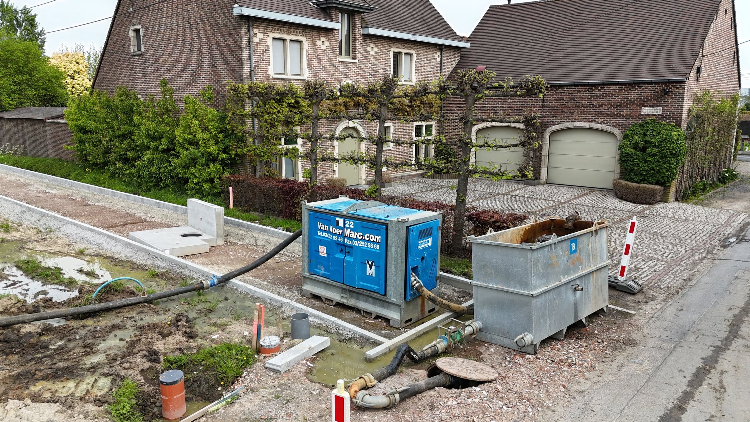 Bronbemaling naast een woning